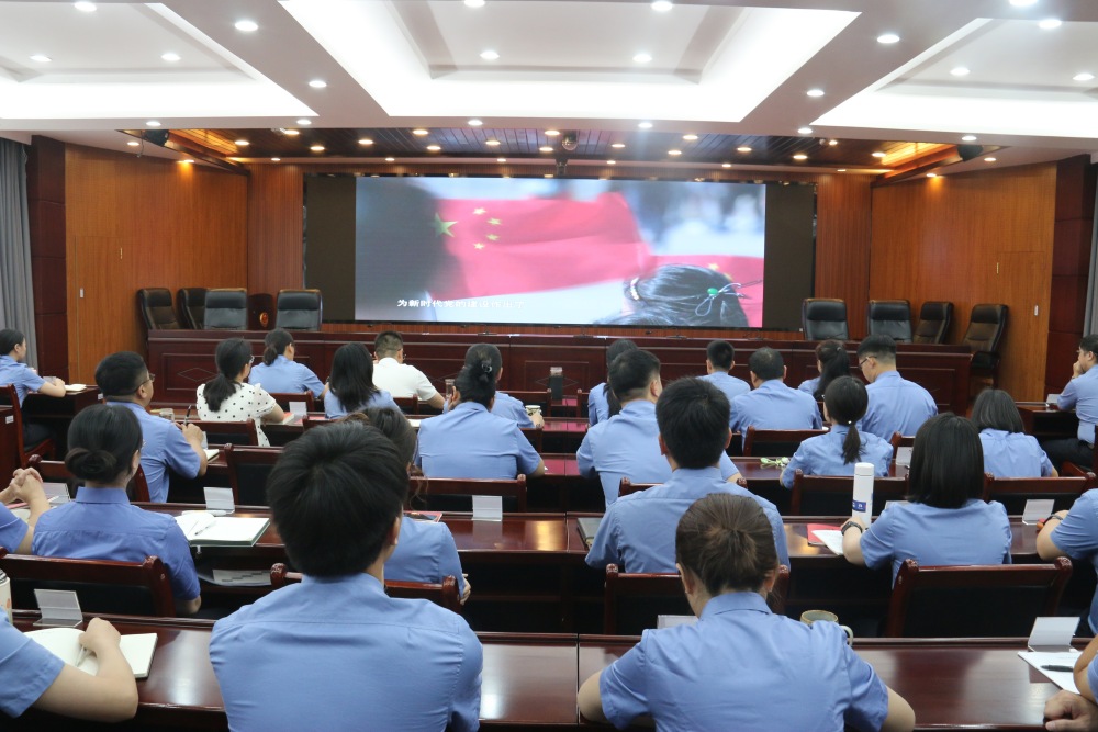 观看警示教育片.JPG